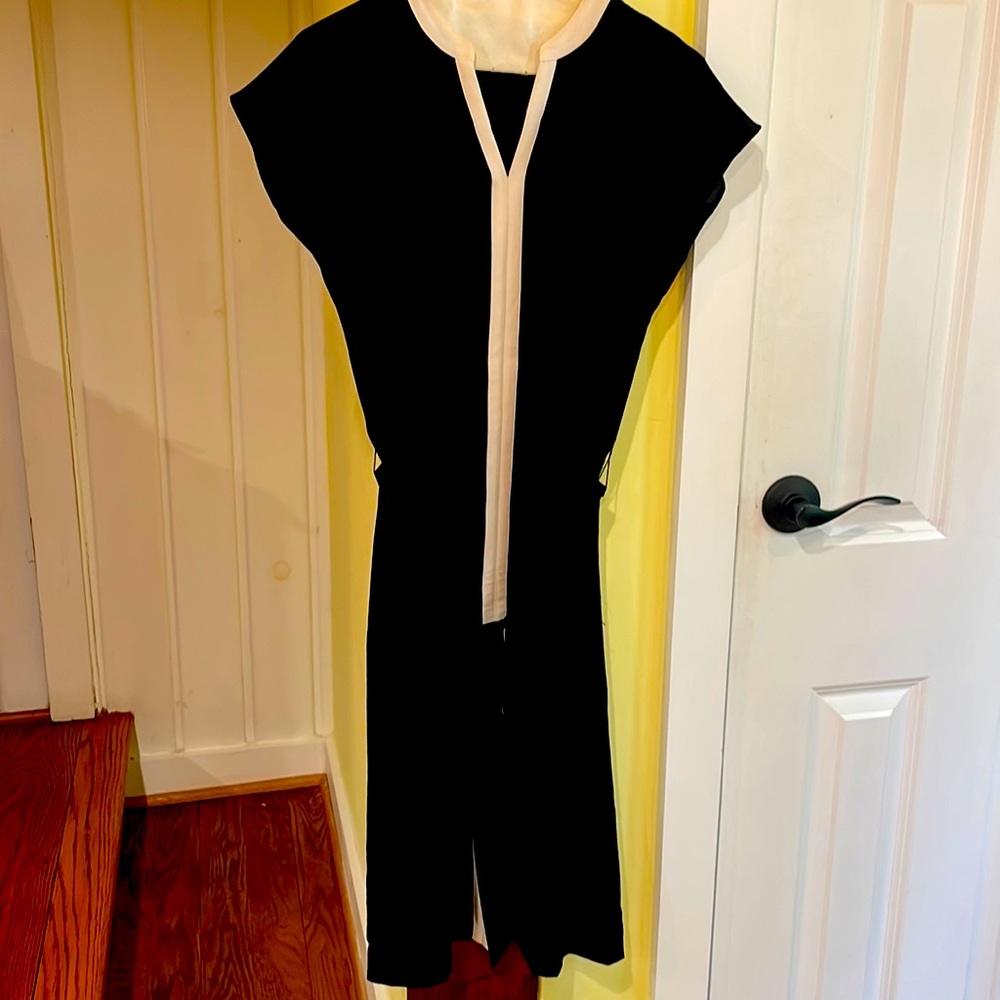 EUC Classy Talbot’s dress in black with a white accent. Fully lined and belted.